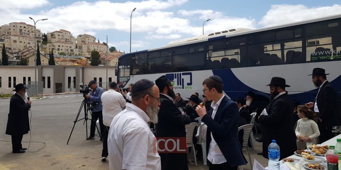 הדפסת התניא בחניון חברת 'קווים' בביתר, לרגל י