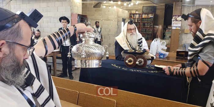 הקריאה הראשונה בספר התורה החדש: כך זה נראה הבוקר בבית הכנסת חב