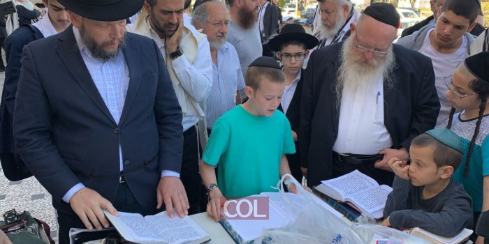 הילד יעקב סטמבלר עושה סיום על מסכת ברכות היום בבית מנחם בכפר חבד