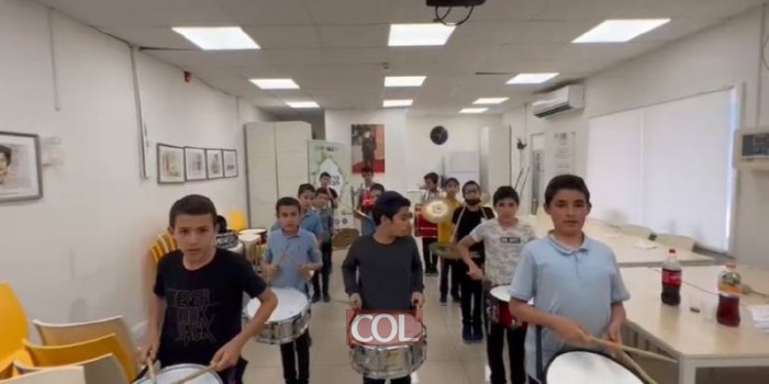 הכנות אחרונות לתהלוכה המרכזית של חב