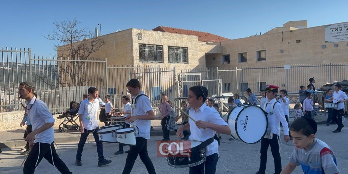 הכנות אחרונות לתהלוכת התופים בתלמוד תורה 'תפארת מנחם' ביתר עילית. המאמנים הת' שניאור מגור והת' שניאור בלוי. צפו: