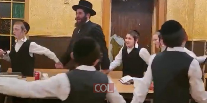 רגע לפני שעלו לבמה באירוע המרכזי בקראון הייטס: מקהלת הילדים של חסידי סקווירא מבורו-פארק בריקוד חסידי בזאל הקטן ב-770 • צפו: 