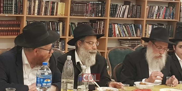 כינוס אחדות והתוועדות החסידים אמש, לקראת חג השבועות ב'היכל מנחם' בביתר עילית, עם שליח הרבי בז'יטומיר, הרב שלמה וילהלם. צפו: