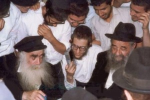 כשר' מנדל פוטרפס ראה בחורים שעושים 'טועמיה' מהצ'ולנט