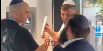 לברכה והצלחה: איש העסקים הישראלי, המיליארדר טדי שגיא, בקביעת מזוזה במתחם חדש של חברת בבילון באנגליה, ביחד עם הבעלים איש העסקים אפי מלכא והרב יוסי בייטש, שליח חב
