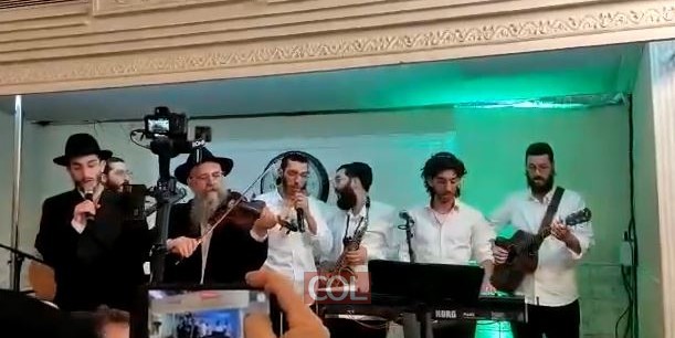 תזמורת משפחת ברוצקי בהופעה משותפת  בחתונת ברוצקי-מוראדי, מנגנים ניגון מיוחד שהלחין לפני שנים אבי המשפחה ר' מרדכי ברוצקי, על המילים 