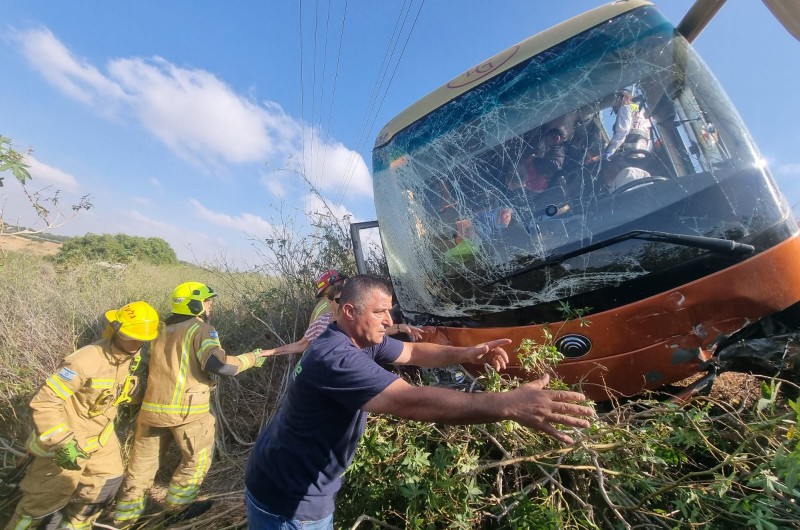 אוטובוס נוסעים הדרדר לתעלה בכביש 1: עשרות נפצעו וחולצו 