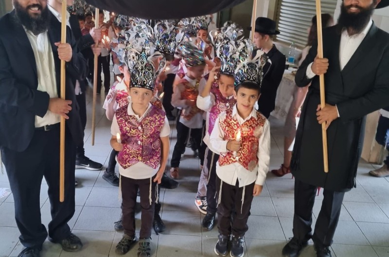 מסיבת חומש מקורית בנתניה: תלמידים כספרי תורה