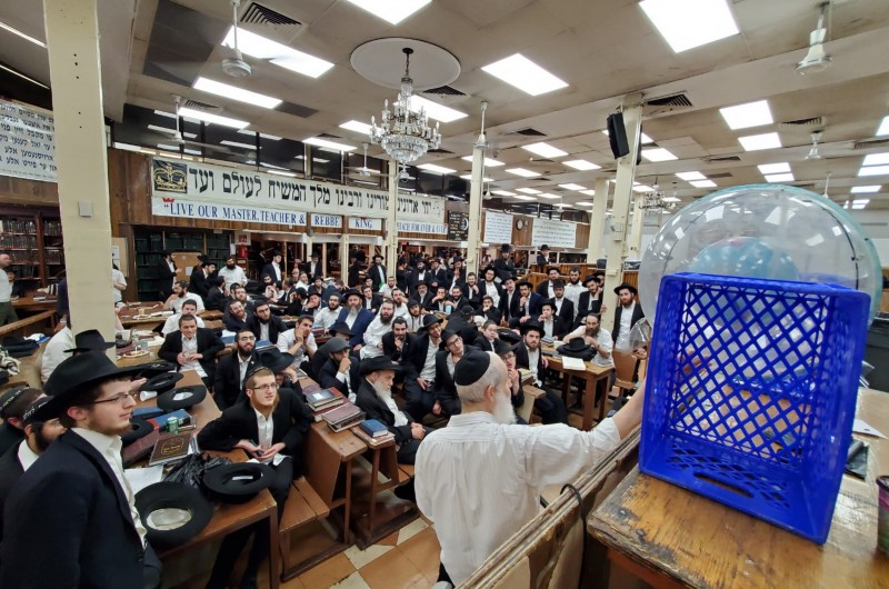 על הלבנה ומסלולה: שיעור בהלכות קידוש החודש ב-770