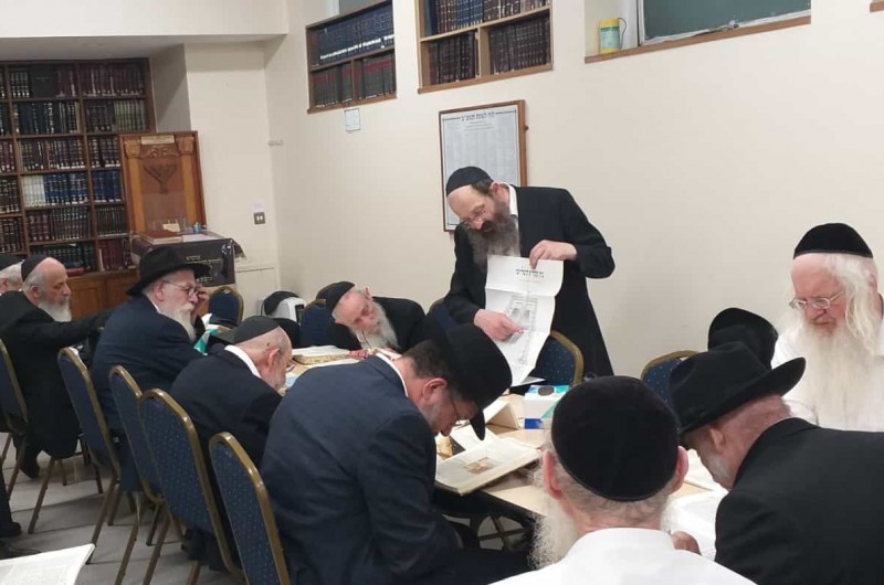 בימי בין המצרים: שיעור בהלכות בית הבחירה בבית כנסת חב