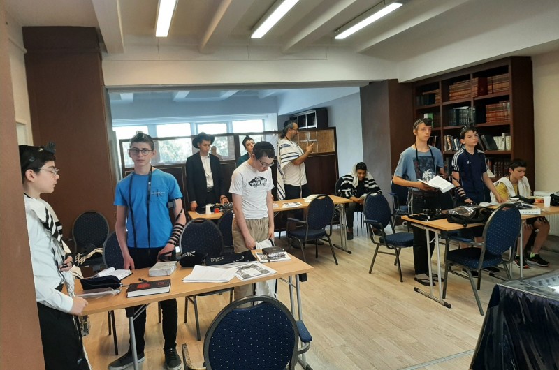 עם תפילות, לימודים וטיולים: ישיבת קיץ לנערים יהודים מגרמניה, בבית חב