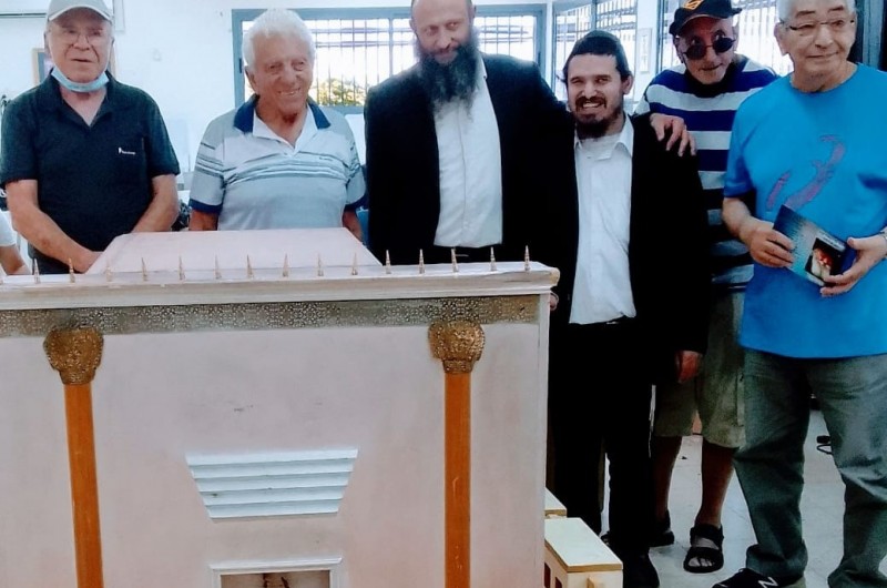 הרב יוסף חיים בן דוד הפועל בקרב ציבור העיוורים, מעביר יום עיון על בית המקדש עם דגם ענק, סדנת הכנת קטורת וסדנה על כלי הנגינה של הלווים, בבית לעיוור בראשון לציון
