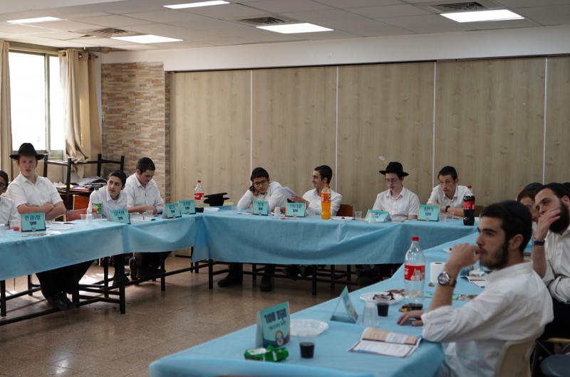 הכנות אחרונות: אסיפת צוות דיי קעמפ 'גן ישראל' חדרה