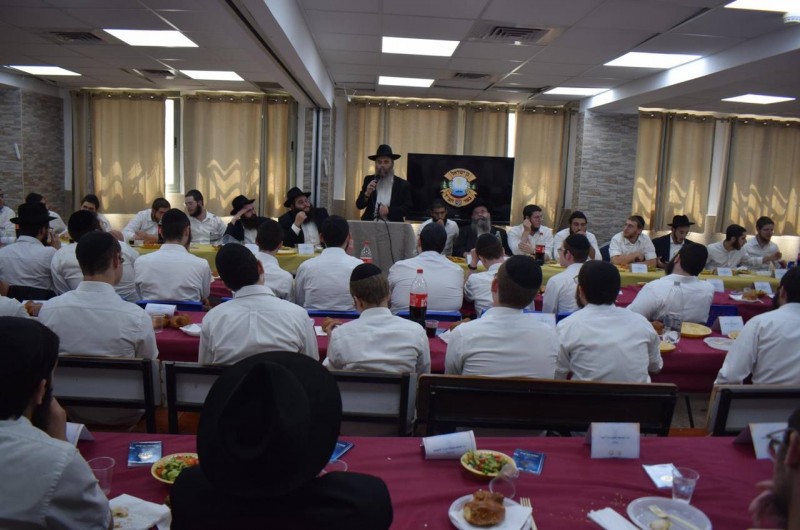 בישיבה בקריית גת: הצוות של 'גן ישראל כפר חב