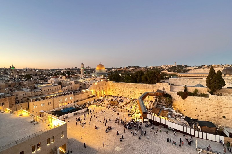 בֵּין הַמְּצָרִים: תיעוד מרהיב של הצלם שניאור שיף, הערב, משריד בית מקדשינו, הכותל המערבי (צילום סלולר)