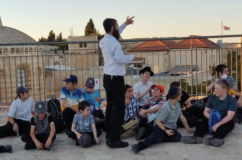  מגלות לגאולה: הפנסאים יצאו לסיור מיוחד בעיר העתיקה