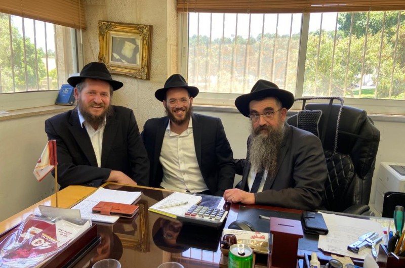 הרב מתתיהו ונחמה אדרעי, השלוחים החדשים לנוער בעיר מעלה אדומים. מימין: הרב אברהם שמלה השליח הראשי למעלה אדומים ומשמאל הרב משה שילת מנהל חב