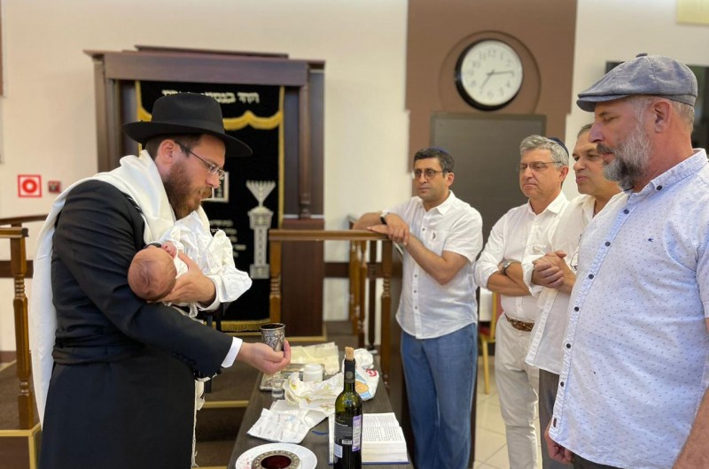 בערב שבת: ברית מילה לתינוק, בחור ומבוגר בקרסנודר שברוסיה