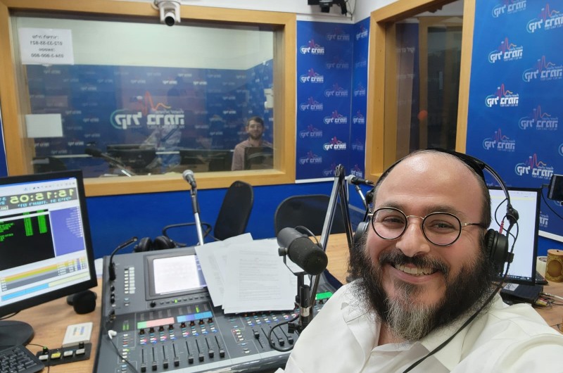 בשידור ישיר, כהוראת הרבי: סיום מסכת סוכה ברדיו 
