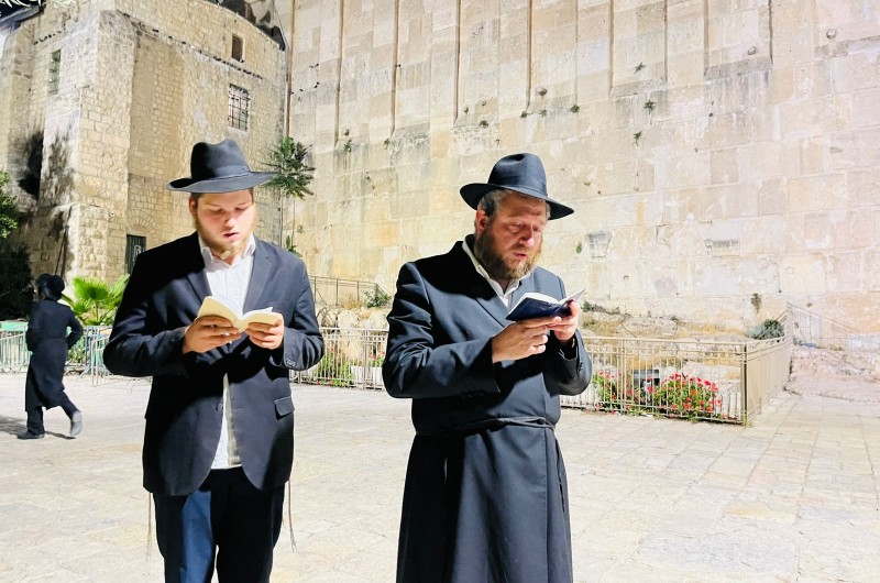 רבה של וויניצא השליח הרב שאול הלוי הורביץ שהגיע לביקור בזק בישראל, בקידוש לבנה ברחבת מערת המכפלה