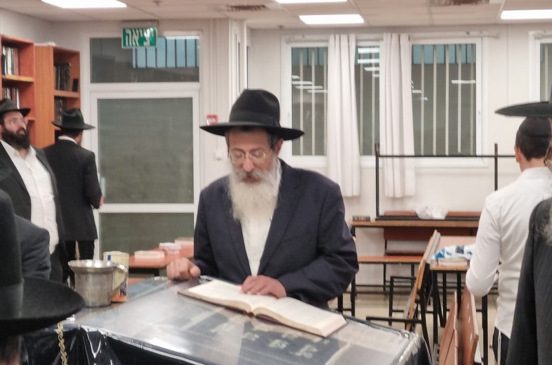 רגע לפני סיום הצום בבית הכנסת 'הדר מנחם' בפתח תקווה: הרב מנחם מענדל פרידמן בחזרה על שיחה של הרבי. אחרי מעריב ערך הרב אליעזר וייספיש סיום מסכת כהוראת הרבי