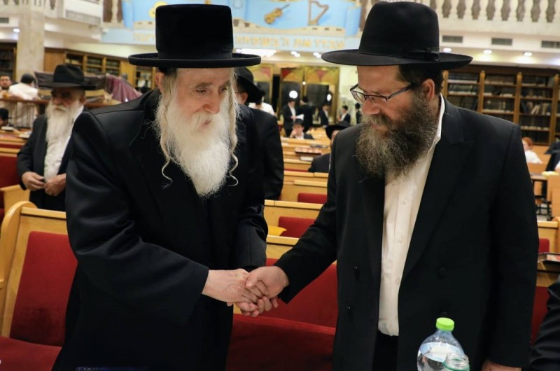 בנוכחות האדמו