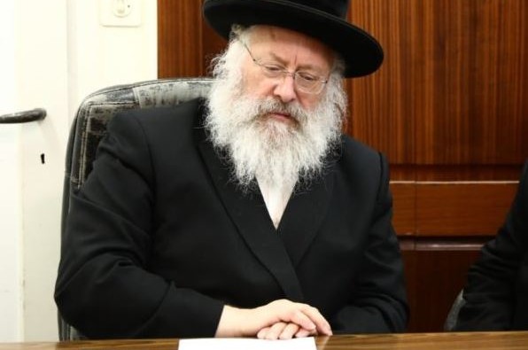 בצל הסערה: רבני חב