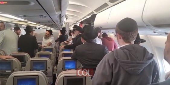 בדרך לקזחסטן: עשרות מנוסעי הצ'רטר מפלורידה לציון אביו של הרבי נעמדו אחרי 7 שעות טיסה לתפילת מנחה במניין בשחקים. כך זה נראה