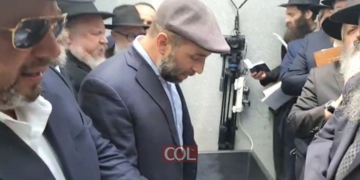 כעת באלמא אטא:  ניגון מרטיט על ציון ר' לוי יצחק לפני הקראת הפ