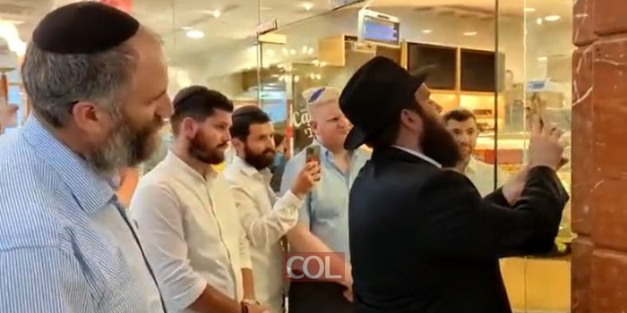 שליח הרבי לאיחוד האמירויות הרב לוי דוכמן קבע מזוזה במסעדה חלבית כשרה חדשה בעיר דובאי, כשלצידו נראה סוכן הנסיעות החב
