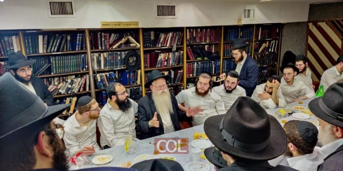 תיעוד מיוחד מ-770: שליח הרבי לעפולה, הרב חיים שלום סגל מתוועד עם תלמידי התמימים ב'זאל הגדול'. צפו