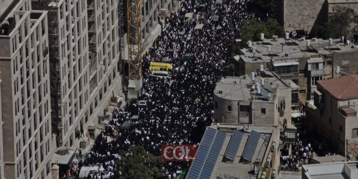 אלפים בהלוויה: סרטון מצלמת המשטרה מרחפן בעת הלוויית חכם רבי שלום כהן זצ