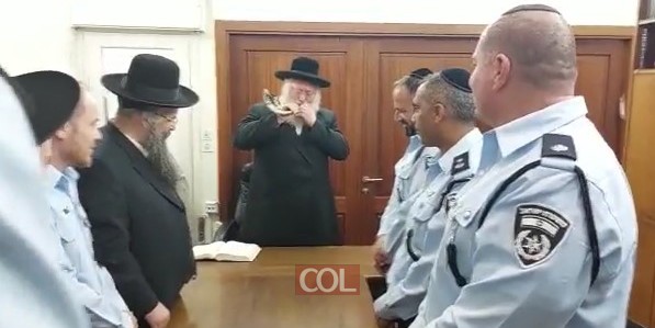 שבוע לפני ראש השנה: רבה של בני ברק הגאון הרב יצחק אייזיק לנדא, בתקיעת שופר בעת ביקור סגל הפיקוד הבכיר של מרחב דן ותחנת בני ברק בלשכתו • צפו: