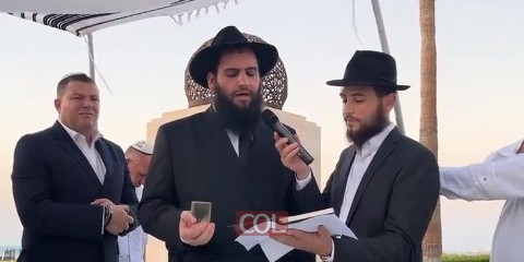 החתן שחיתן: בעיצומם של ימי השבע ברכות שלו עצמו, רבה של איחוד האמירויות, השליח הרב לוי דוכמן, ערך חופה וקידושין לחתן וכלה כדת משה וישראל, על חוף הים באבו-דאבי