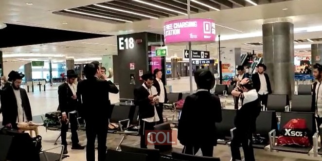 שופר בנמל התעופה לאונרדו דה וינצ'י-פיומיצ'ינו: קבוצת תמימים שהמריאה לרבי לחודש החגים ועצרה ברומא-איטליה, התפללה שחרית ולאחר מכן תקעו בשופר בטרמינל