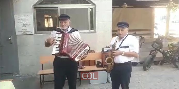 בנחל'ה כבר מרגישים אווירת שמחת בית השואבה: הרב בומי פרידלנד במגבית המסורתית עבור שמחת בית השואבה המרכזית שתתקיים בשכונה. צפו:
