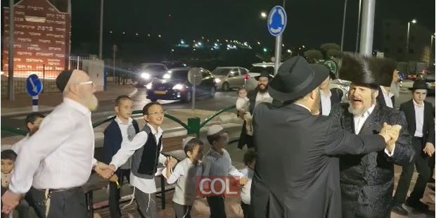 ראש העיר ביתר מאיר רובינשטיין בריקוד שמחת בית השואבה ליד 'כיכר השלוחים', עם הרב חיים גרינברג מ'היכל מנחם'. צפו: