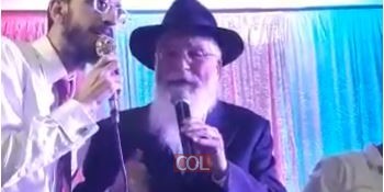 הגיע זמן גאולתכם: שמחה פרידמן ואמן הרגש ר' אהרן סיטבון בדואט משותף בשמחת בית השואבה אמש בליל הושענא רבה בשוק מחנה יהודה בירושלים. צפו: