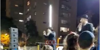 מאות מתושבי רחובות משתתפים ב'הקפות שניות' עם הזמר שמחה פרידמן, בהשתתפות הרב מנחם מענדל גלוכובסקי. צילום: בית חב''ד גני יוחנן. צפו
