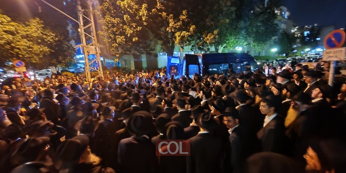קהל של מאות מאות אנשים מקהילת חב