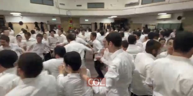 בזאל הישיבה: הקלידן לייבל'ה ליפסקר והזמר שמחה פרידמן מקפיצים את מאות התמימים בישיבת חב