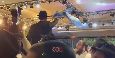 עם דגלי ארגנטינה המתנוססים: שמחת החתונה של החתן התמים מנחם מענדל ברגמן בן השליח לניז׳ני נובגורוד הרב שמעון ברגמן, עב״ג הכלה מרים פערל פרקש, בת המשפיע בישיבת תומכי תמימים בבואנוס איירס הרב אשר פרקש
