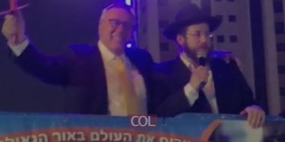 נשיא הבורסה ליהלומים ואבני חן שלמה אשד בהדלקת החנוכיה המרכזית עם מנוף מיוחד, ברמת אביב ג' עם מנהל בית חב