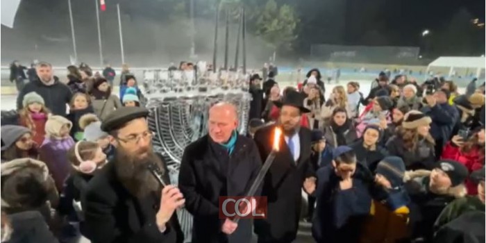 חום ממיס קור: קרוב לאלף איש השתתפו בהדלקת חנוכייה מקרח באצטדיון החלקה על הקרח. צפו: