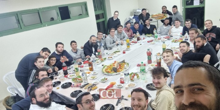 הסטודנטים מארגנטינה בהתוועדות סוחפת עם הרב אלי סרוגו מנהל ישיבה לבעלי תשובה בארגנטינה במסגרת התוכנית לדוברי ספרדית בישיבת  הזאל הקטן למתקרבים תות''ל מגדל העמק. צפו