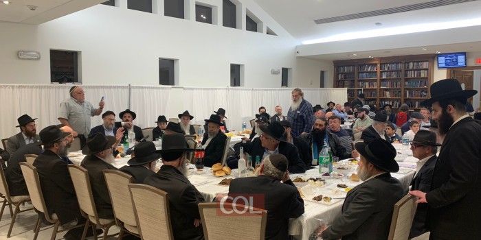 מרגש: ניגון ד' בבות בהתוועדות שנערכה לרגל יום ההילולא של בעל התניא במיאמי שבפלורידה, עם ראש ישיבת חב