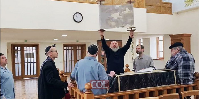 התורה 'מגנא ומצלא'; האזינו לפיצוצי הרקע: תפילת שחרית הבוקר בחרסון שבאוקראינה, ברקע הדי התפוצצויות של המלחמה הניטשת באזור. צפו: