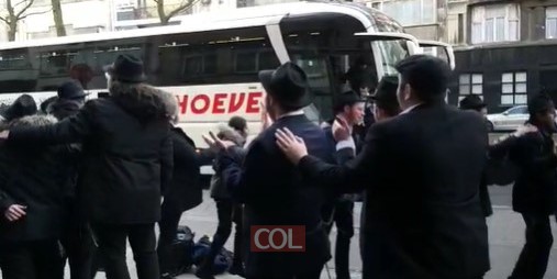 ילדי השלוחים הלומדים בישיבת 'תומכי תמימים' באנטוורפן שבבלגיה בריקוד 
