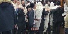 קבוצה מאשקלון שהגיעה לרבי עם השלוחים ר' לוי פלס ור' מענדי וואלף - בתפילת שחרית באוהל הקדוש בקווינס