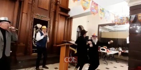 יותר משנה למלחמה: שליח הרבי בז'יטומיר שבאוקראינה, הרב שלמה וילהלם, מרקיד את הקהל בבית חב